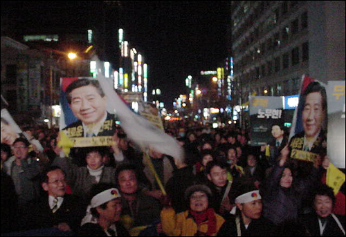 노사모 회원, 광주시민 등 2000여명이 노무현의 당선이 확정되자 기쁨을 만끽하고 있다. 